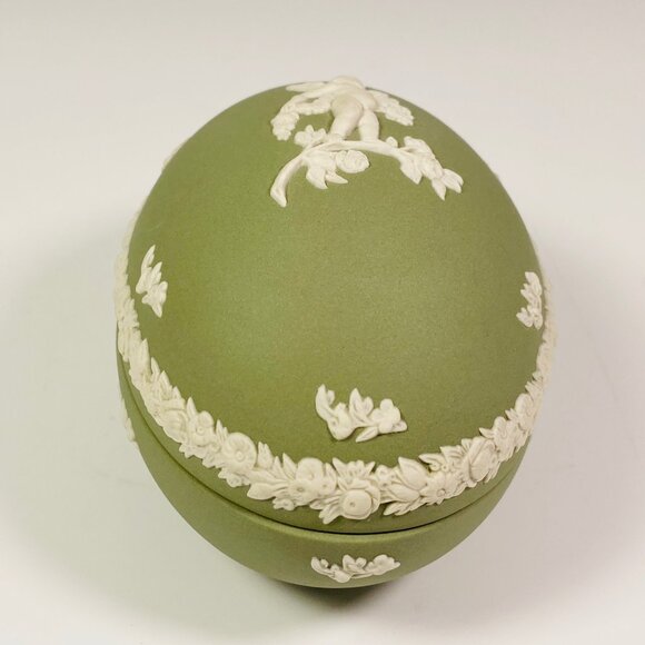Vintage Wedgwood Green Jasperware Egg Trinket Wedgwood "Cupid On Rose Branch" - Picture 1 of 9
